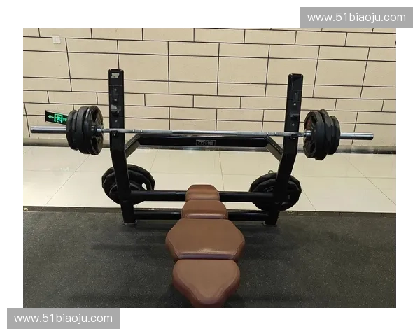 围绕卧推姿势解析力量提升与安全训练的核心要点与进阶技巧实战法